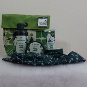 The Body Shop Pears & Share Essential Body Care Holiday Gift Set